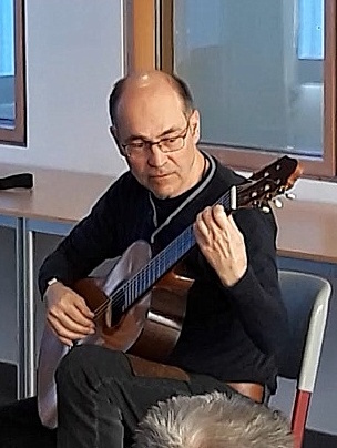 AbiJub2026 - Jürgen Reklies an der Gitarre